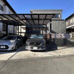 駐車場は３台（普通車２台＋小型・軽１台）。並列２台はカーポート付き。雨の日の乗り降りもストレスを感じません。