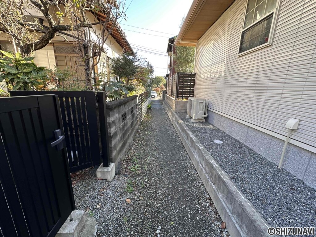 南側に歩行者用の通路もあります。