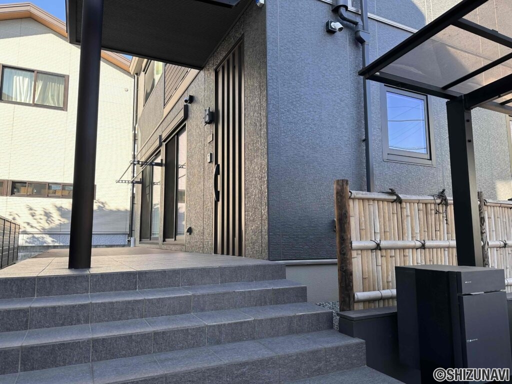 エントランス付近の様子。落ち着いた雰囲気です。