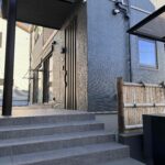 エントランス付近の様子。落ち着いた雰囲気です。