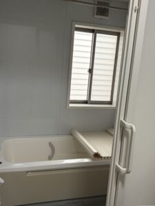 浴室には窓もあり、換気もし易いですね。