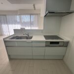 キッチンのお写真です。クリーニング済みのため、綺麗な状態です。L型から対面式のキッチンにリフォームされております。