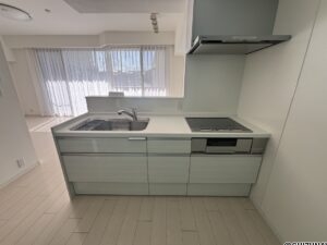 キッチンのお写真です。クリーニング済みのため、綺麗な状態です。L型から対面式のキッチンにリフォームされております。