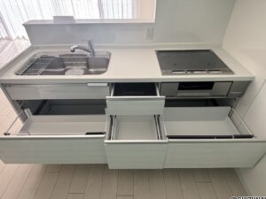 キッチンの収納のお写真です。スライド式なので、しゃがんだり、腰を曲げたりしなくて済むので腰の負担が軽減できます。