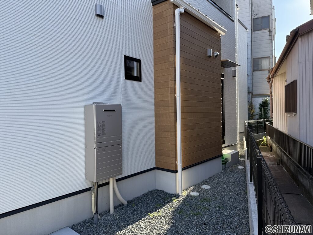 駐車スペースから勝手口に入れます