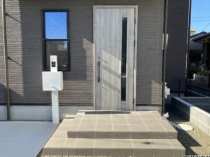 葵区田町　A号棟玄関