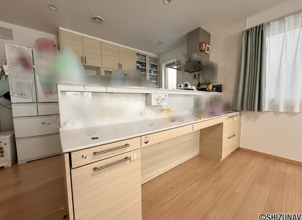 キッチンカウンターお子様の学習机としても使えます