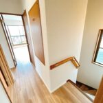 【リフォーム済み/2階廊下別角度】壁紙張替え、照明交換、床材としてフロアタイルの上張りを行いました。