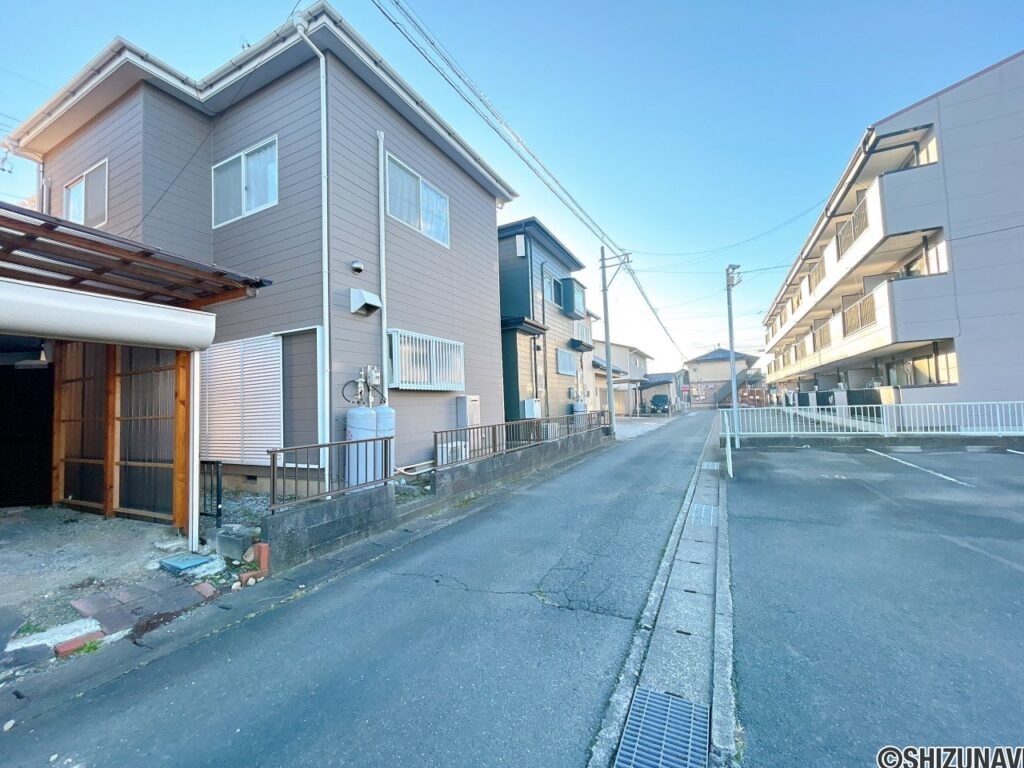【前面道路】幅員約6.64mで交通量の少ない前面道路です。