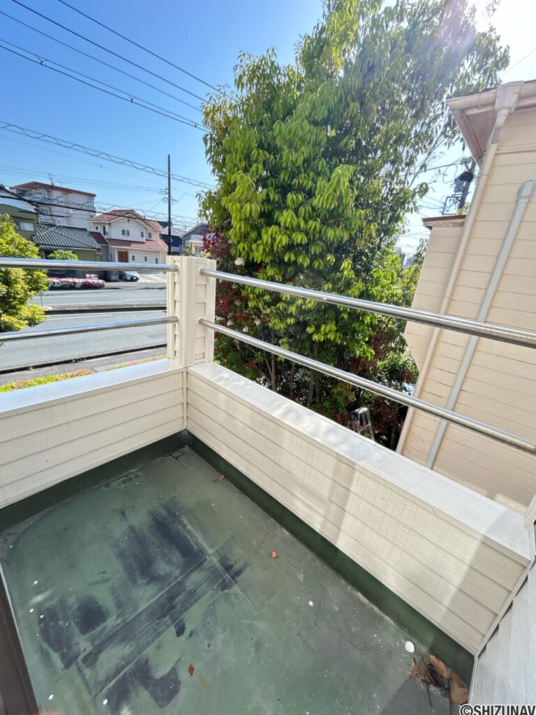 【リフォーム前/バルコニー】（4/18撮影）バルコニー床面は防水塗装を行います。