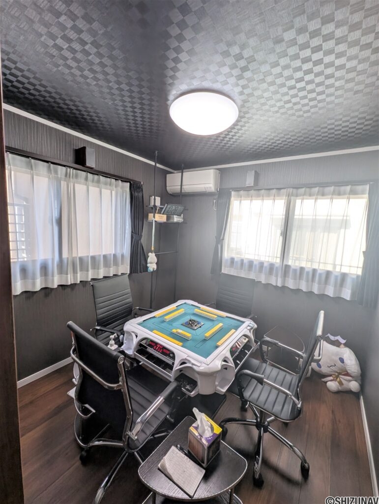 2階の1部屋を娯楽室として使われています。天井のクロスにもこだわりを感じます。