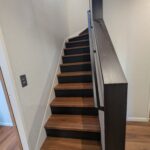 落ち着いた色味の階段と手すりがいいですね。