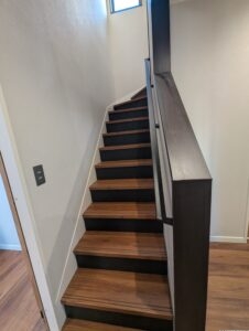 落ち着いた色味の階段と手すりがいいですね。