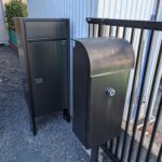 玄関脇にポストと大きな宅配ボックスがあります。