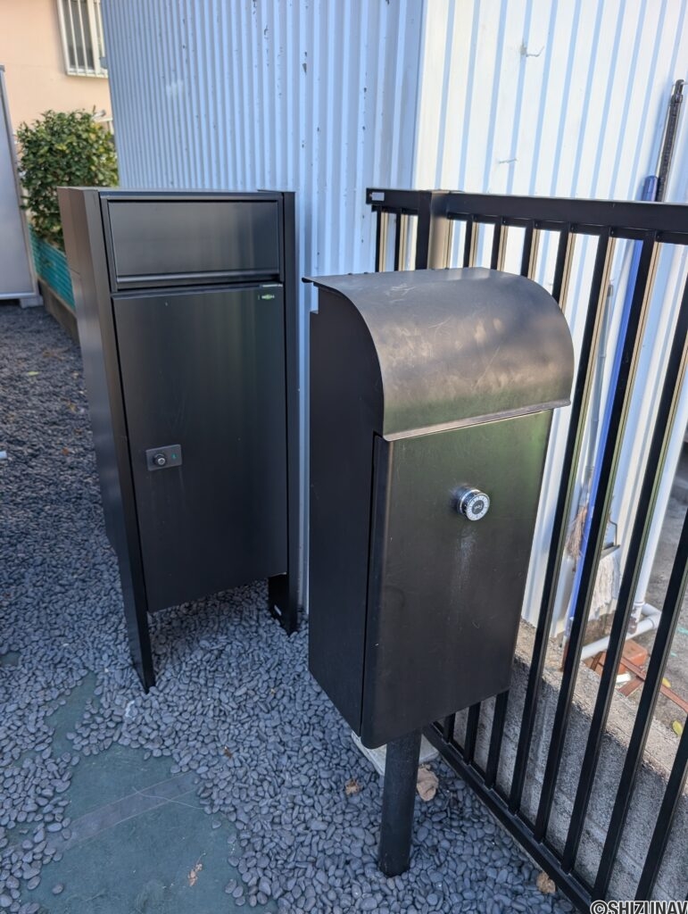 玄関脇にポストと大きな宅配ボックスがあります。