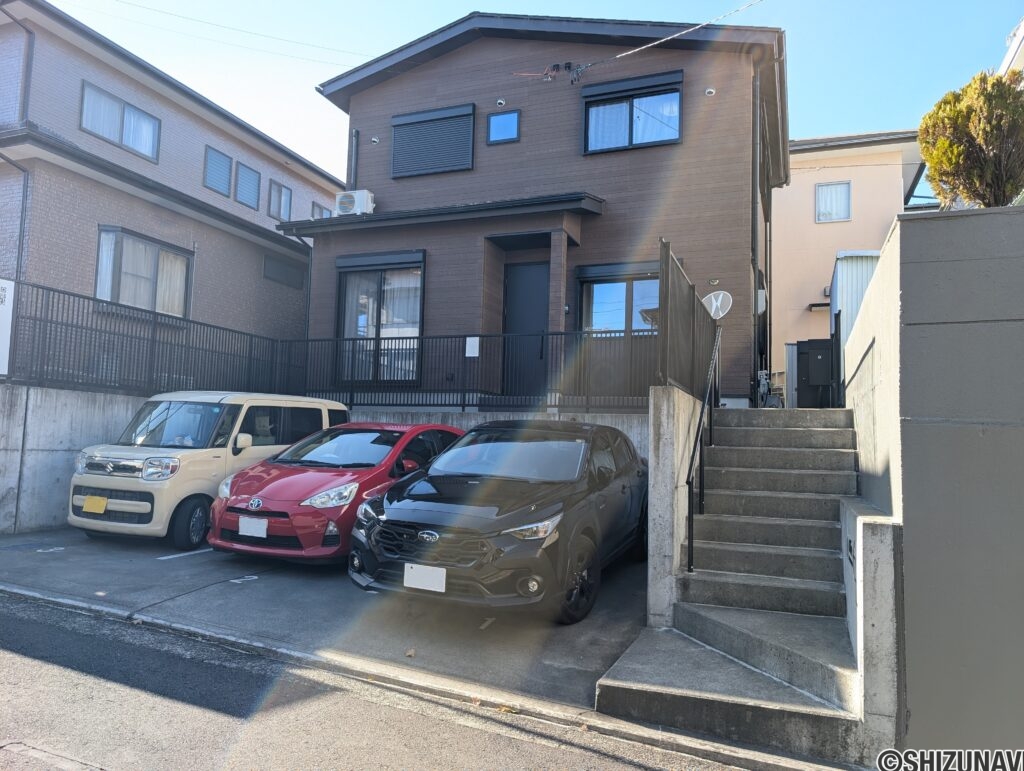 令和4年完成！敷地内駐車場3台玄関横に物置スペースあり、収納にも事務所にも使えます。