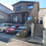 令和4年完成！敷地内駐車場3台玄関横に物置スペースあり、収納にも事務所にも使えます。