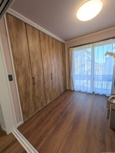 ダイニングキッチン隣の洋室一面収納になっています。