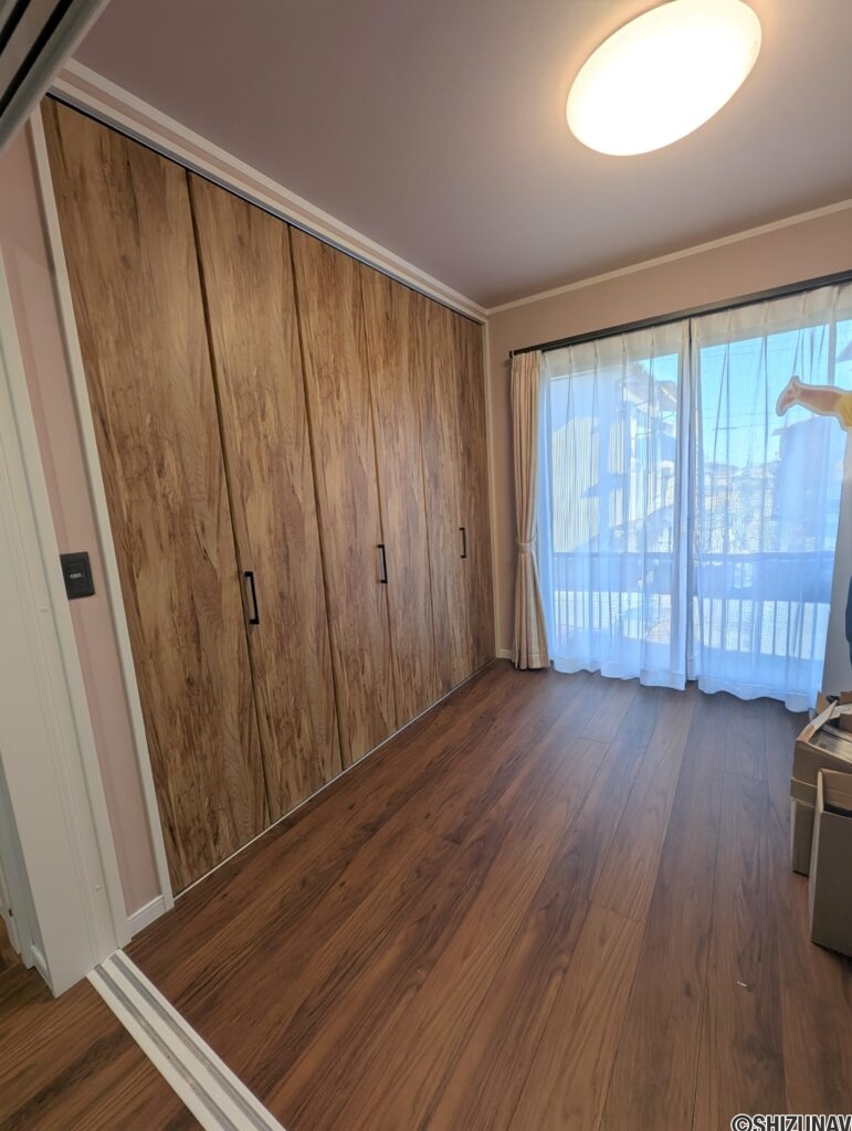 ダイニングキッチン隣の洋室一面収納になっています。