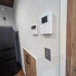 キッチンの横に階段下を利用した収納があります。