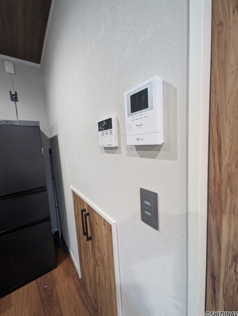 キッチンの横に階段下を利用した収納があります。