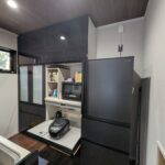 キッチン背面にはカップボードがあります。