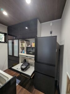 キッチン背面にはカップボードがあります。