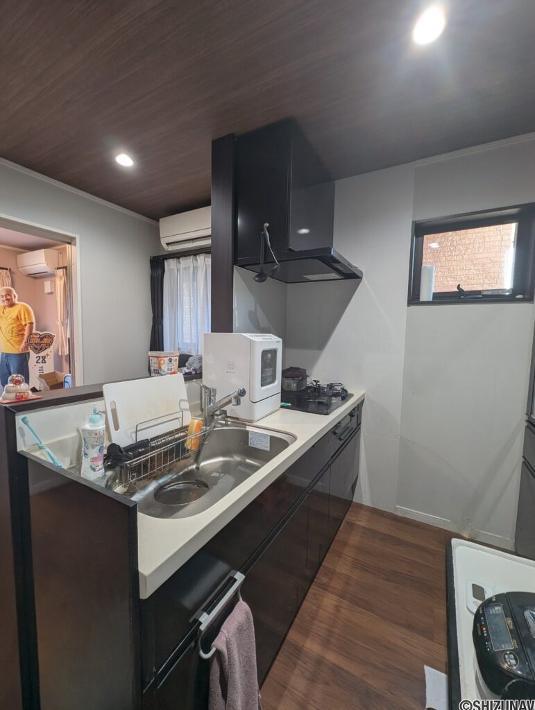 オープンなキッチンは開放的です。キッチンにも小さいですが、窓があります。