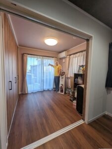 ダイニングキッチン隣の洋室開け放して使えば10.3帖になります。