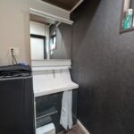 シックな色味の洗面所。