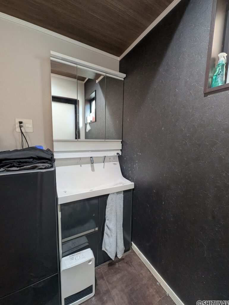 シックな色味の洗面所。