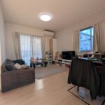 リビングの西側壁にもエコカラットが貼られています。