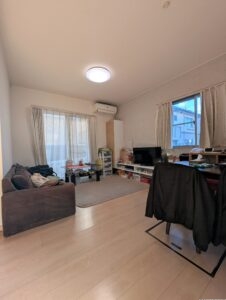 リビングの西側壁にもエコカラットが貼られています。