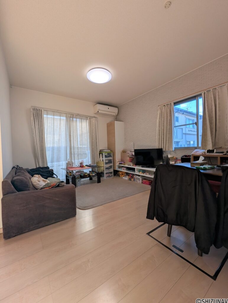 リビングの西側壁にもエコカラットが貼られています。