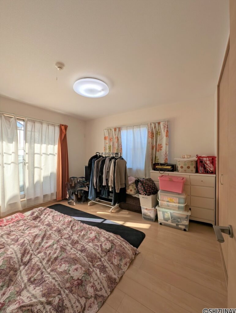 2階7帖　こちらも2面採光、バルコニーに出られます。