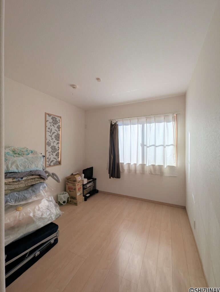 2階5.2帖　中部屋ですが、2面採光となっています。