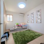 2階６帖　2面採光で明るい室内。