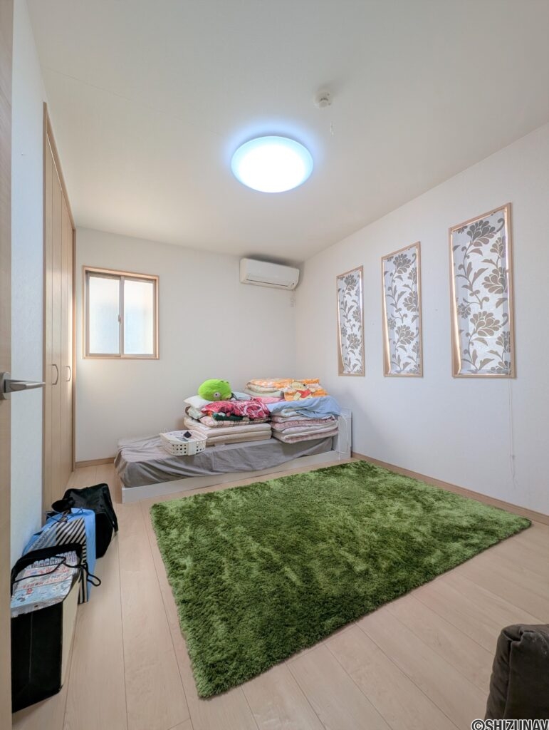 2階６帖　2面採光で明るい室内。