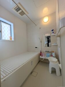 浴室にも窓があり、浴室暖房乾燥機付きです。