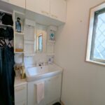 洗面台上部とサイドに収納があり、すっきりと片付きます。