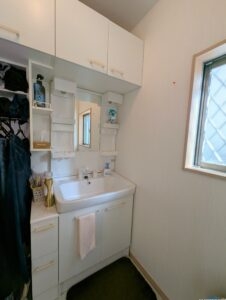 洗面台上部とサイドに収納があり、すっきりと片付きます。