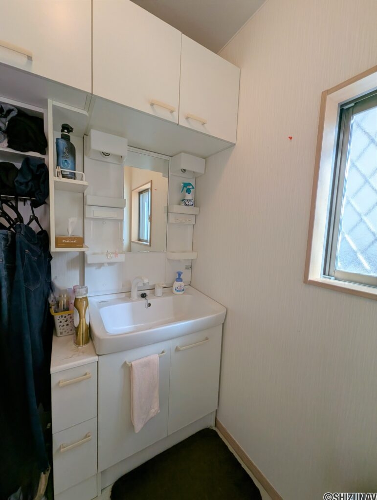 洗面台上部とサイドに収納があり、すっきりと片付きます。