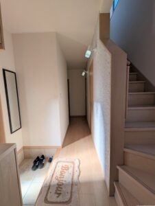 廊下にはエコカラットが貼られています。