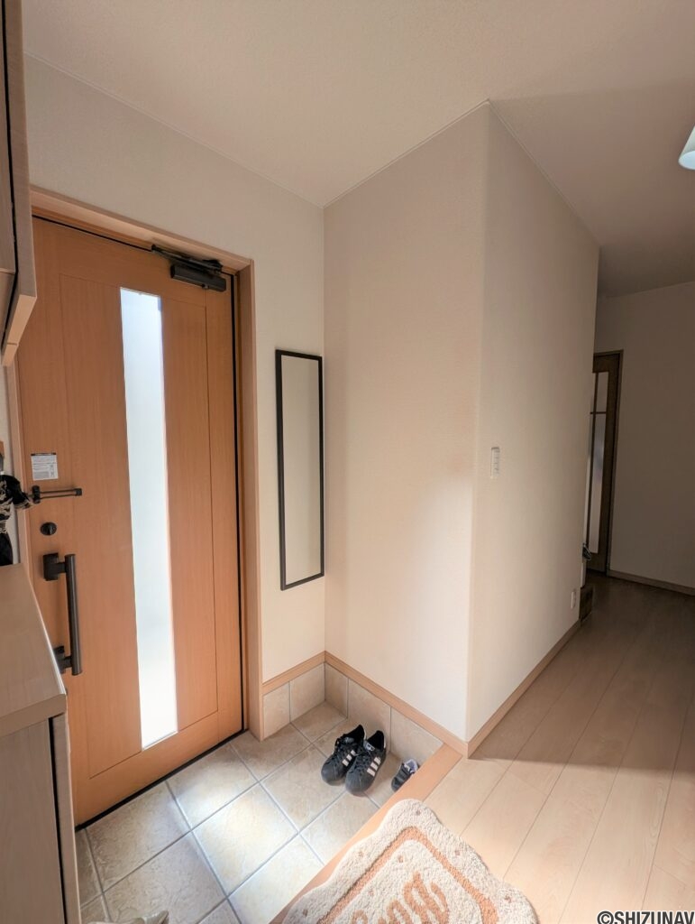 玄関　下足入れ付きです。