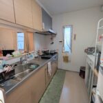 システムキッチン、背面には冷蔵庫・食器棚が置けるスペースがあります。