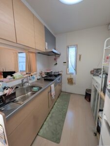 システムキッチン、背面には冷蔵庫・食器棚が置けるスペースがあります。