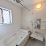 浴室にも窓があり、浴室暖房乾燥機付きです。