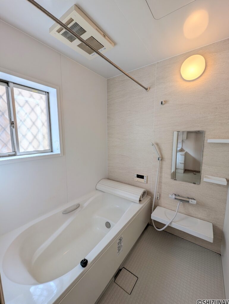 浴室にも窓があり、浴室暖房乾燥機付きです。
