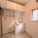 洗面所　こちらも窓付き、収納もあり使い勝手が良さそうです。