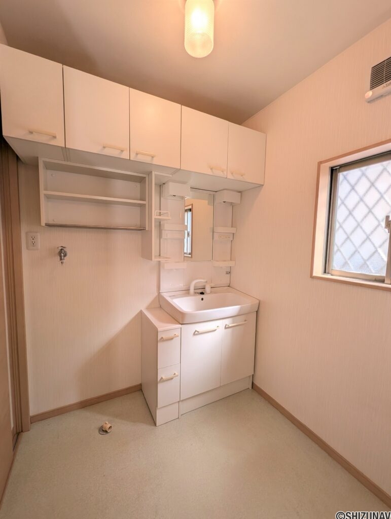 洗面所　こちらも窓付き、収納もあり使い勝手が良さそうです。